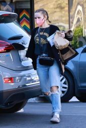 Kristen Bell in Ripped Jeans - Studio City 02/02/2022