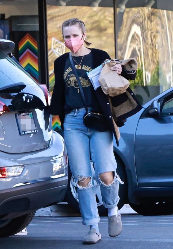 Kristen Bell in Ripped Jeans - Studio City 02/02/2022