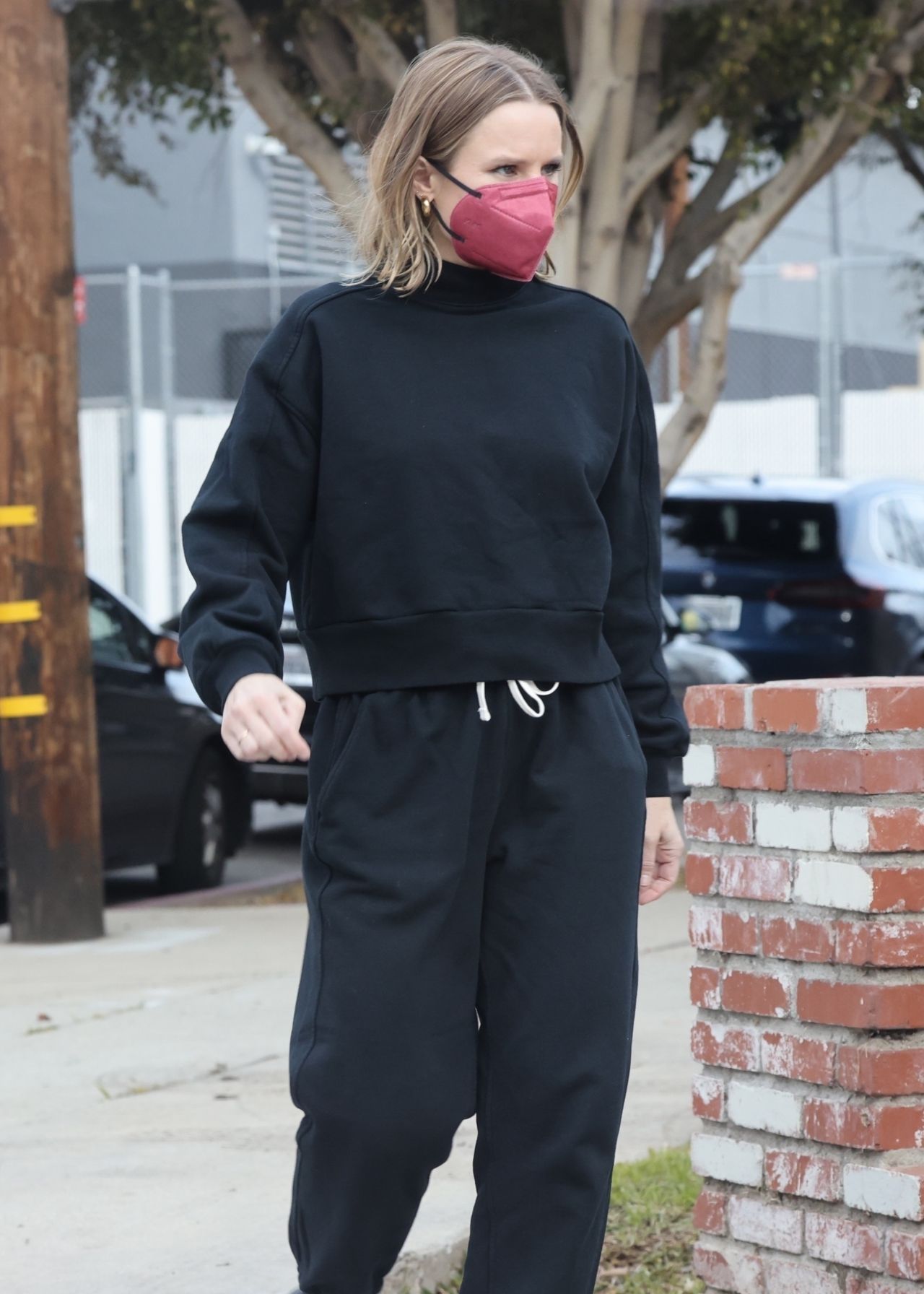 Kristen Bell Wears Comfy Black Sweatpants and a Matching Sweatshirt ...