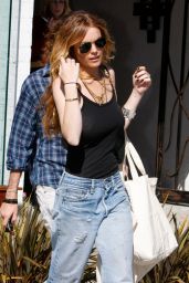 Lindsay Lohan Street Style - Melrose Avenue in LA 10/07/2008