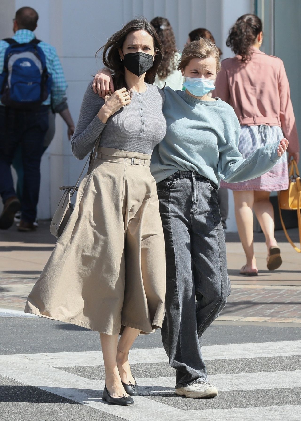 https://celebmafia.com/wp-content/uploads/2022/03/angelina-jolie-shopping-at-the-grove-in-los-angeles-03-21-2022-3.jpg