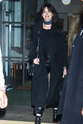 Anne Hathaway - Leaving Her Hotel in New York 03/09/2022