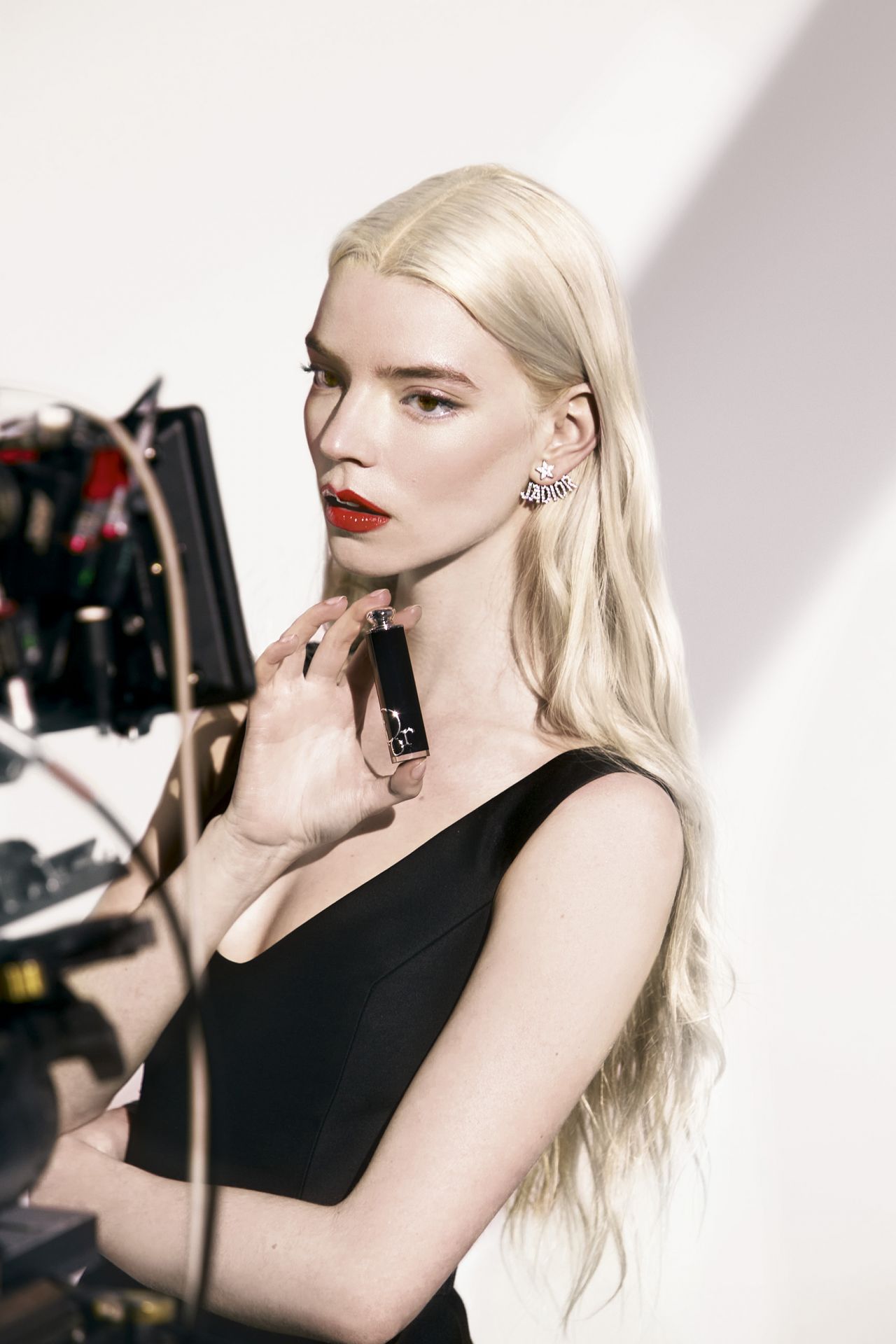 Last Night in Soho Star Anya TaylorJoy on Singing Signing With Dior  The  Hollywood Reporter