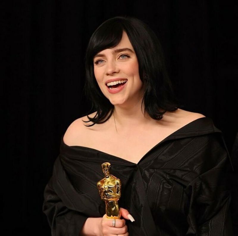 Billie Eilish Oscars 2022 Red Carpet • CelebMafia
