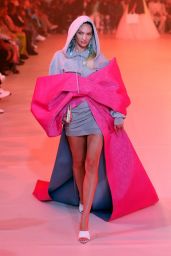 Candice Swanepoel – Walks Off-White Haute Couture Spring/Summer 2022 Show in Paris 02/28/2022