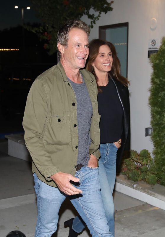 Cindy Crawford - Arriving for Dinner in Malibu 03/24/2022