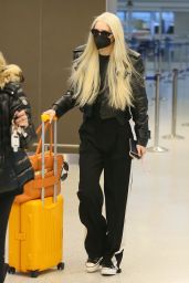 Gigi Hadid in Travel Outfit - Airport in New York 03/10/2022