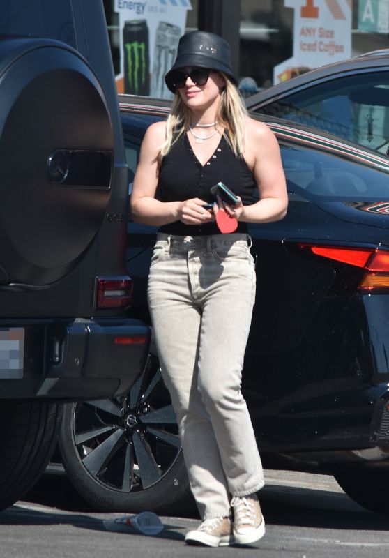 Hilary Duff - Out in Los Angeles 03/09/2022