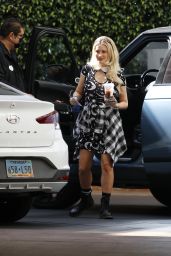 Holly Madison - Shopping in LA 03/01/2022