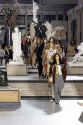 hoyeon jung walks the runway for louis vuitton womenswear fall-winter  2022-23 show in paris, france-070322_4
