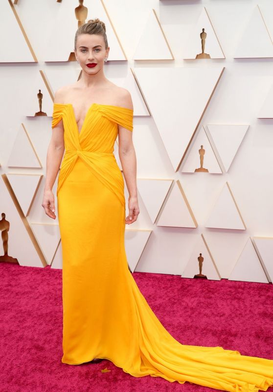 Julianne Hough – Oscars 2022 Red Carpet