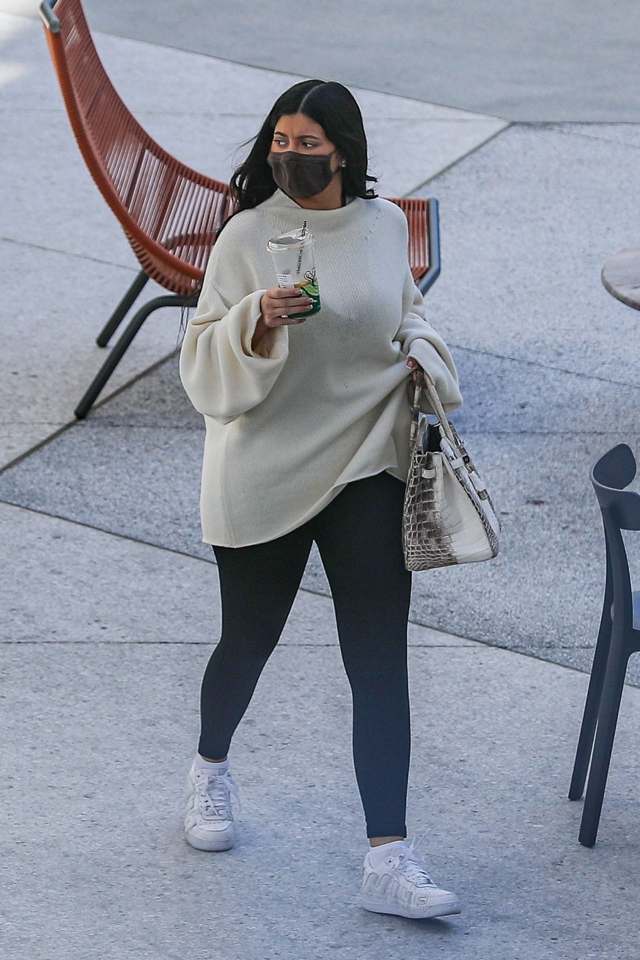 Kylie Jenner - Out in Los Angeles 03/08/2022 • CelebMafia