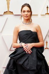 Maddie Ziegler – Oscars 2022 Red Carpet