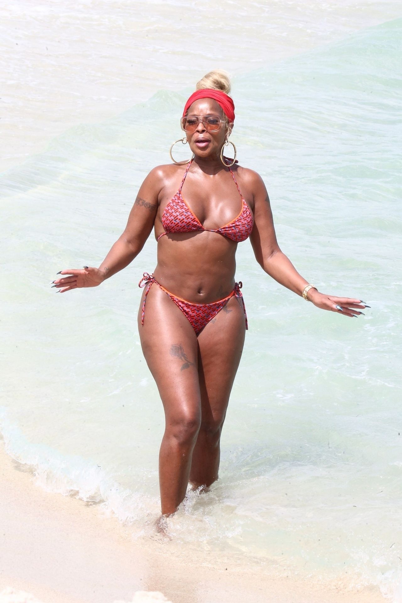 Mary J. Blige in a Bikini - Miami Beach 03/12/2022.