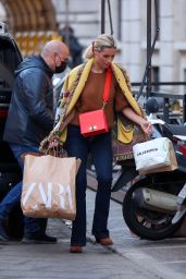 Michelle Hunziker - Shopping at Zara in Milan 03/07/2022