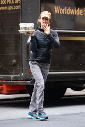 Renee Zellweger at a local Starbuck in New York 03/07/2022