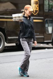 Renee Zellweger at a local Starbuck in New York 03/07/2022