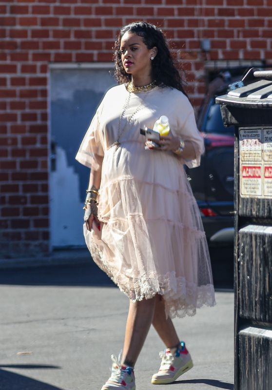 Rihanna – Shopping at Tesoro Gift Shop in Los Angeles 03/23/2022