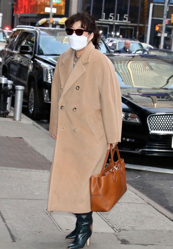 Sandra Oh Wears a Camel Wool Coat, Oversized Brown Handbag and Black Boots - New York 03/10/2022