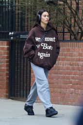Amelia Hamlin in Casual Outfit - NYC 04/08/2022