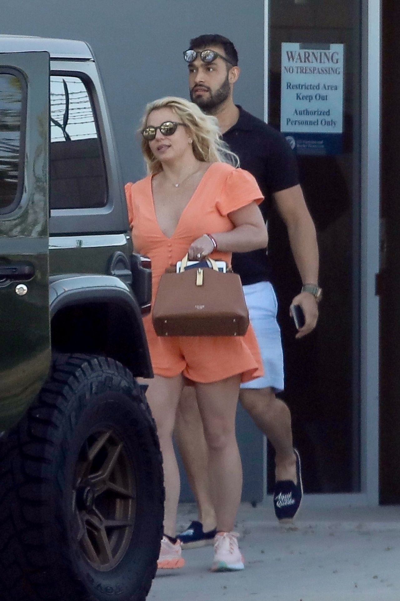 https://celebmafia.com/wp-content/uploads/2022/04/britney-spears-at-lax-in-los-angeles-04-08-2022-4.jpg