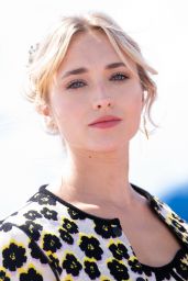 Chloe Jouannet - Photocall During the 5th Canneseries Festival in Cannes 04/04/2022