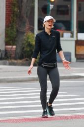 Claire Danes - Heads Out for a Jog in New York 04/06/2022