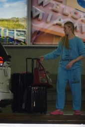 Elle Fanning and Dakota Fanning - Airport in Miami 04/08/2022