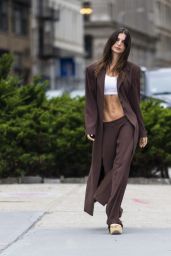 Emily Ratajkowski Street Fashion - New York City 04/25/2022