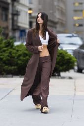 Emily Ratajkowski Street Fashion - New York City 04/25/2022