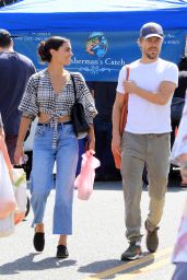 Hayley Erbert   Shopping at the Farmers Market in LA 04 24 2022   - 66