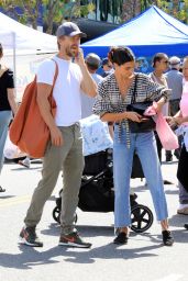 Hayley Erbert   Shopping at the Farmers Market in LA 04 24 2022   - 33