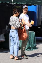 Hayley Erbert   Shopping at the Farmers Market in LA 04 24 2022   - 58