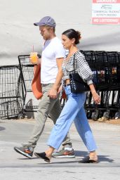 Hayley Erbert   Shopping at the Farmers Market in LA 04 24 2022   - 90