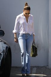 Jennifer Lopez - Looks at an Office Property in Los Angeles 04/08/2022