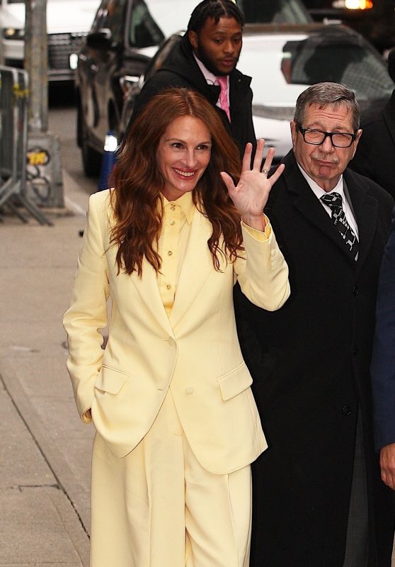 Julia Roberts in a Light Yellow Blazer With a Matching Button-down Shirt - The Late Show with Stephen Colbert in NYC 04/18/2022