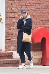 Julianne Moore - Shopping in NYC 04/08/2022