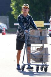 Juliette Lewis   Shopping at Erewhon Market in LA 04 26 2022   - 54