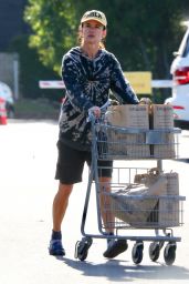 Juliette Lewis   Shopping at Erewhon Market in LA 04 26 2022   - 90