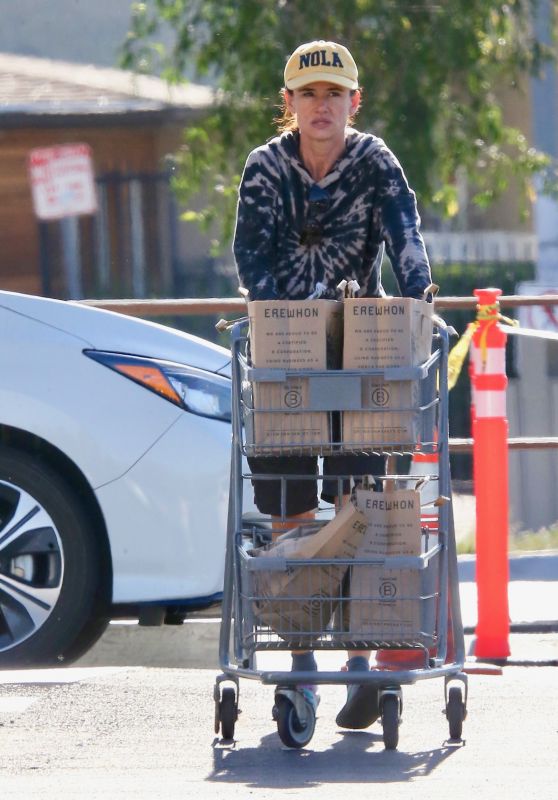 Juliette Lewis - Shopping at Erewhon Market in LA 04/26/2022