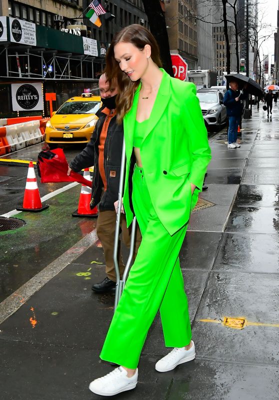 Karlie Kloss With Crutches in New York 06/04/2022