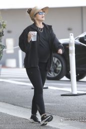 Katherine Schwarzenegger   Out in Brentwood 04 18 2022   - 36
