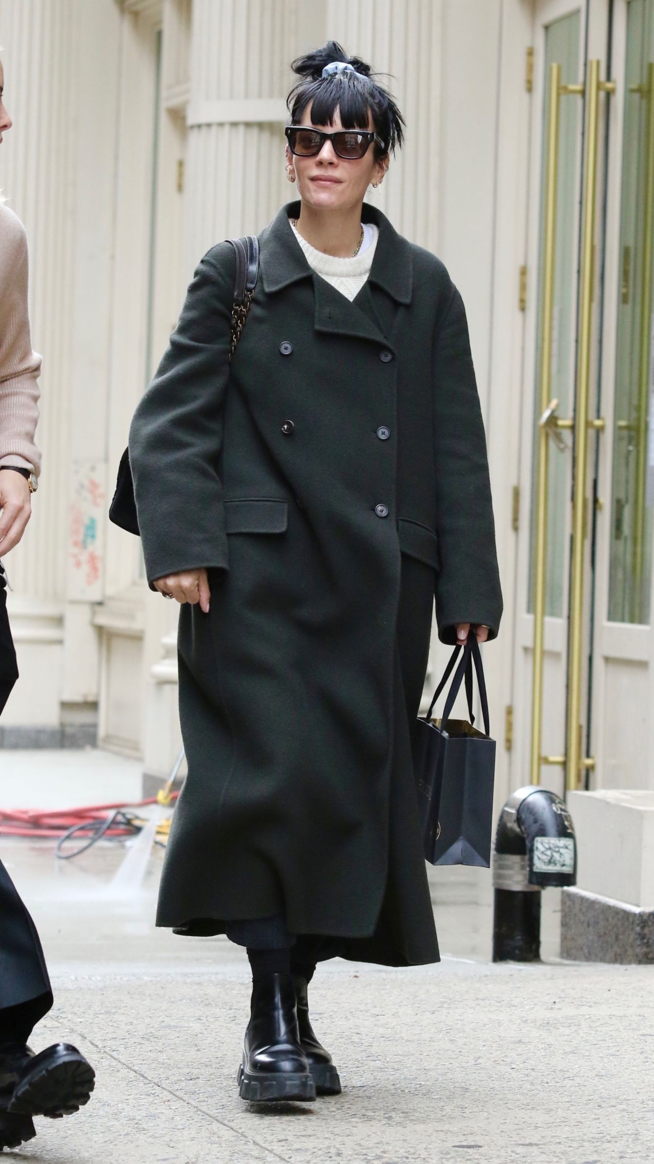 Lily Allen - Shopping in NYC 03/31/2022 • CelebMafia