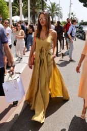 Alessandra Ambrosio Street Fashion - Cannes 05/21/2022