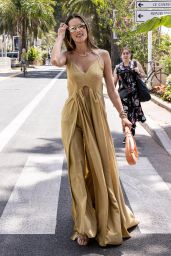 Alessandra Ambrosio Street Fashion - Cannes 05/21/2022