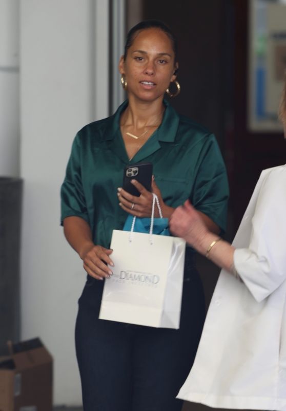 Alicia Keys - Visit to the Dr. Diamond Face Institute in Beverly Hills 05/13/2022