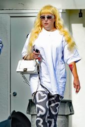 Amanda Bynes - Debuts Her New Blonde Hair - Los Angeles 05/27/2022