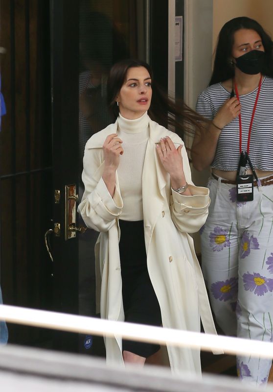 Anne Hathaway - "She Came to Me" Filming Set in NYC 05/05/2022