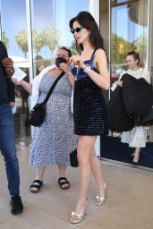 Anne Hatheway - Leaving the Martinez Hotel in Cannes 05/20/2022