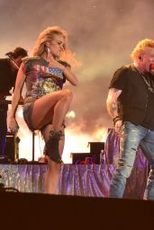 Carrie Underwood and Axl Rose of Guns n